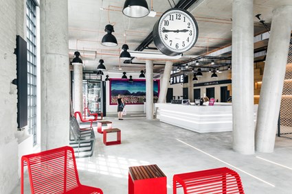 Lobby s hodinami z původní tramvajové vozovny